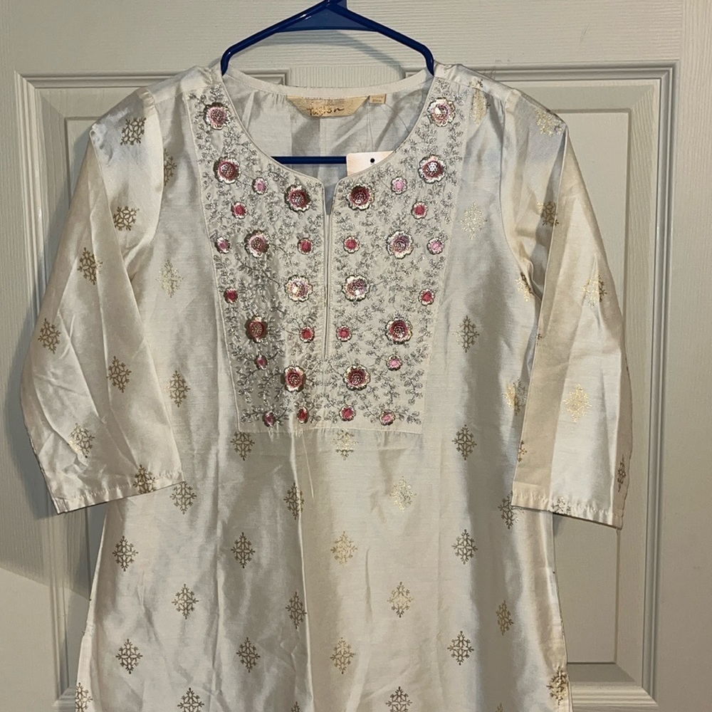 Fusion fancy floral embroidered kurta. NWT